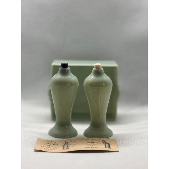 Vintage Carvanite Salt & Pepper Shaker Set in Jadeite Green — Mid-Century Modern - Picture 3 of 8